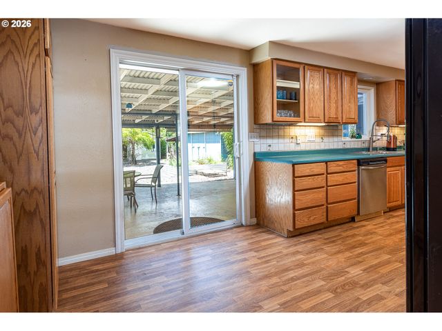 1294 SATRE St, Eugene, OR 97401