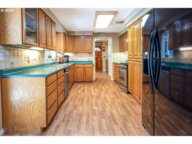 1294 SATRE St, Eugene, OR 97401