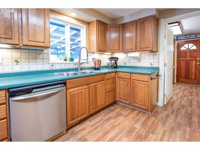 1294 SATRE St, Eugene, OR 97401