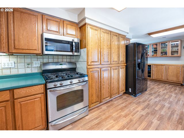 1294 SATRE St, Eugene, OR 97401