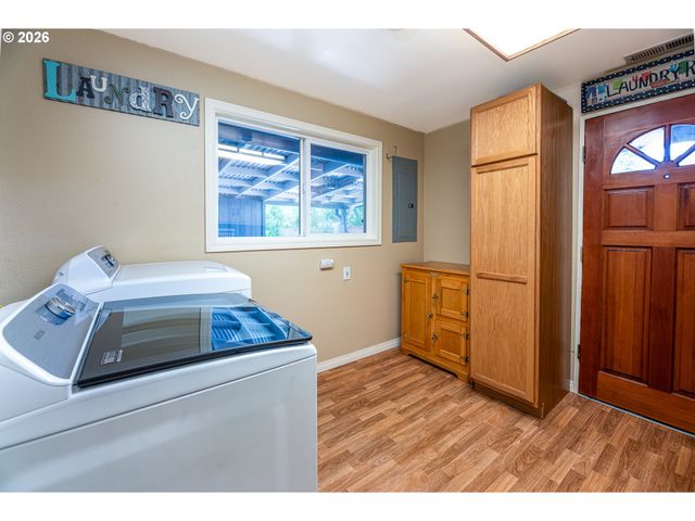 1294 SATRE St, Eugene, OR 97401