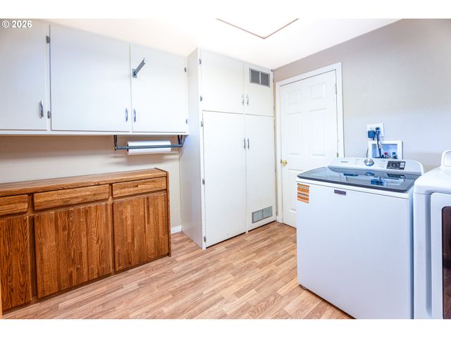 1294 SATRE St, Eugene, OR 97401