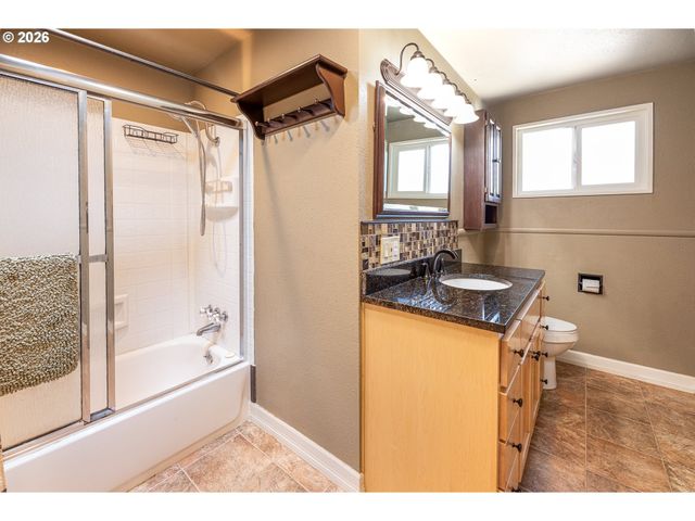1294 SATRE St, Eugene, OR 97401