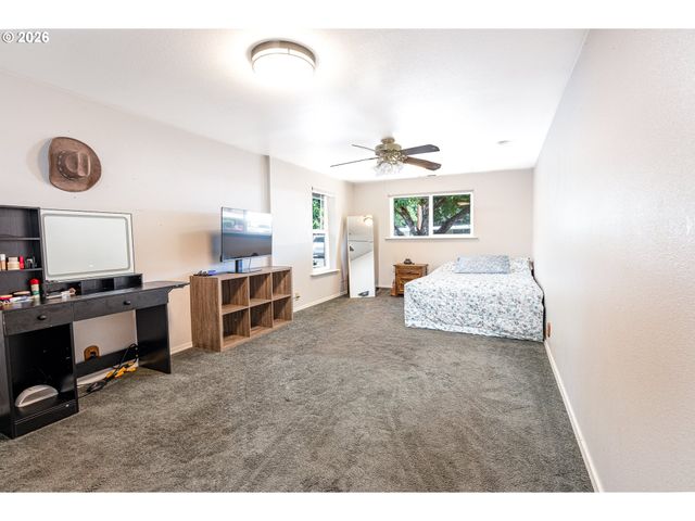 1294 SATRE St, Eugene, OR 97401