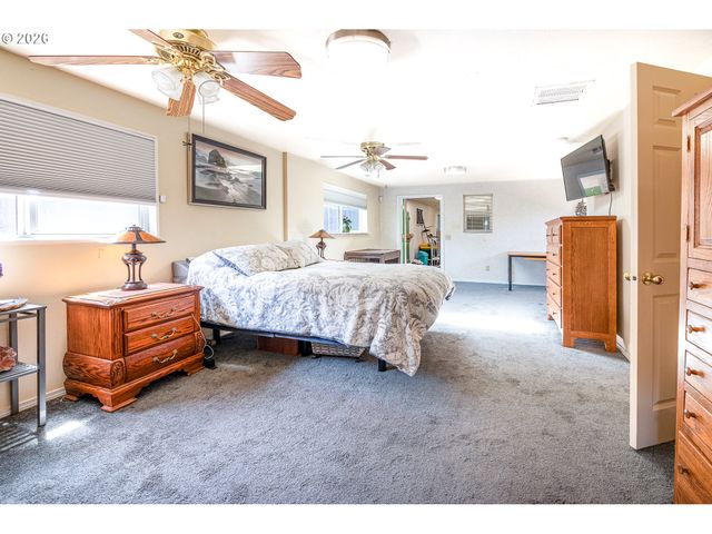 1294 SATRE St, Eugene, OR 97401