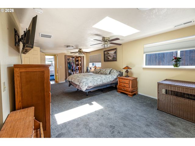 1294 SATRE St, Eugene, OR 97401