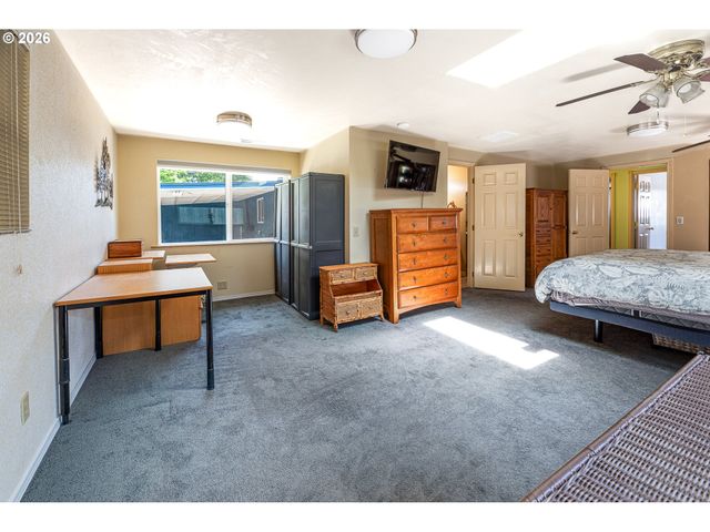 1294 SATRE St, Eugene, OR 97401
