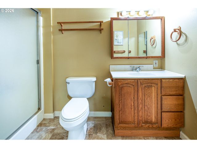 1294 SATRE St, Eugene, OR 97401