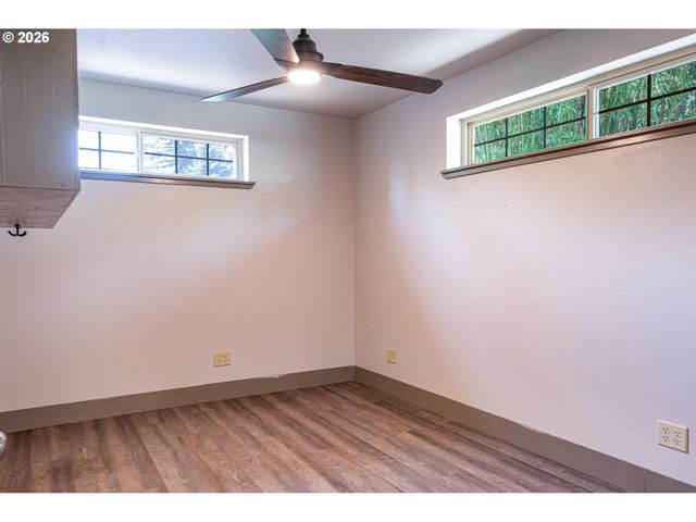 1294 SATRE St, Eugene, OR 97401