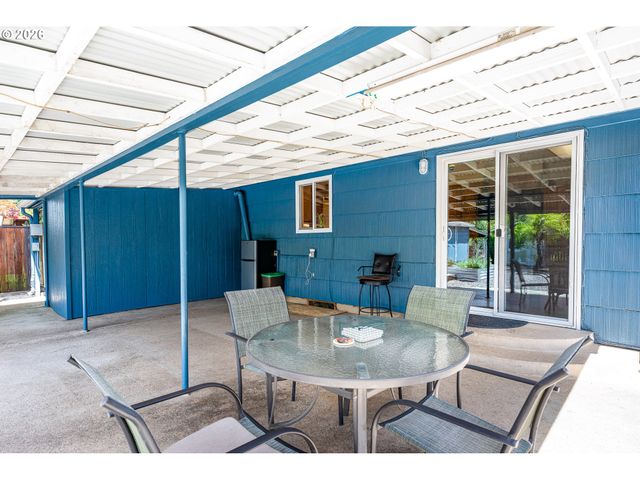 1294 SATRE St, Eugene, OR 97401