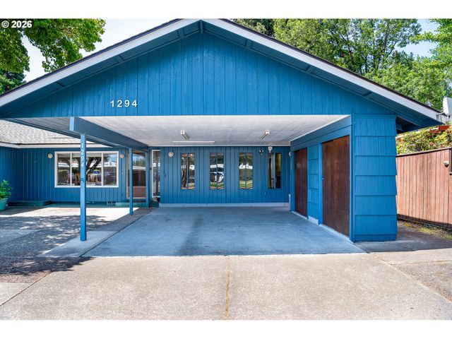 1294 SATRE St, Eugene, OR 97401