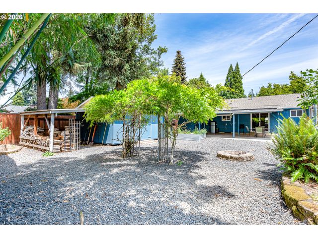 1294 SATRE St, Eugene, OR 97401
