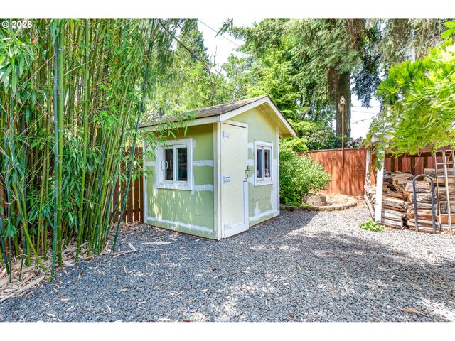 1294 SATRE St, Eugene, OR 97401