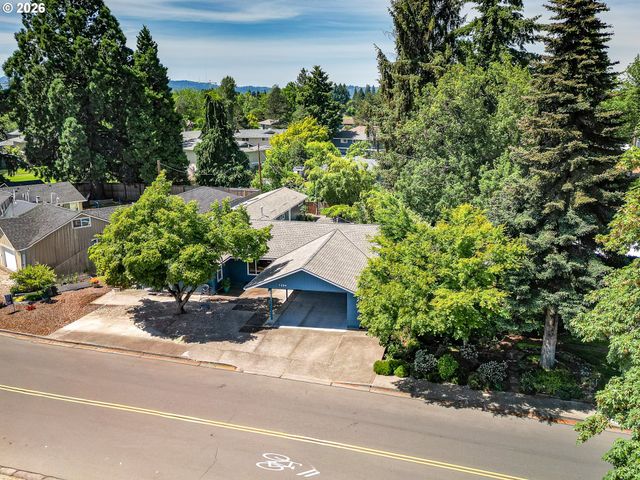 1294 SATRE St, Eugene, OR 97401