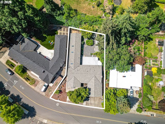 1294 SATRE St, Eugene, OR 97401