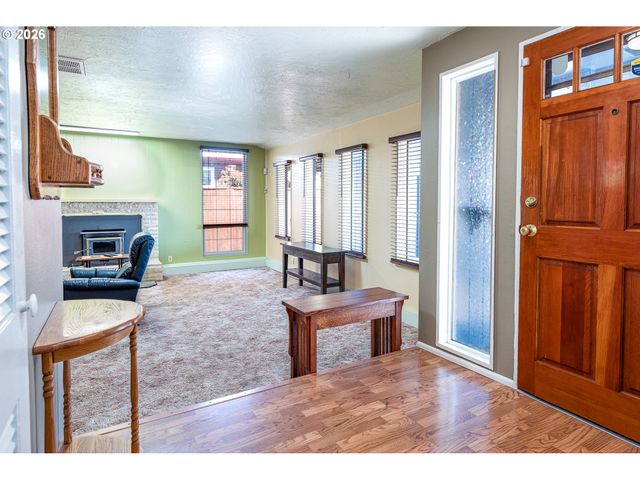 1294 SATRE St, Eugene, OR 97401