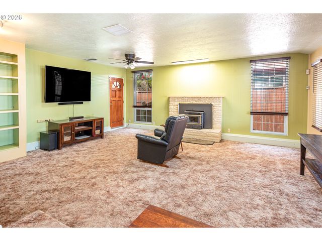 1294 SATRE St, Eugene, OR 97401