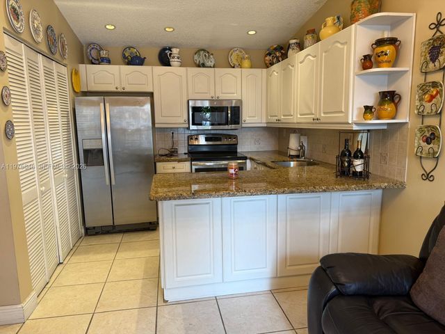 15390 SW 76th Ter 105, Miami, FL 33193