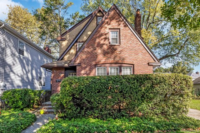 81 Marshall Avenue, Floral Park, NY 11001