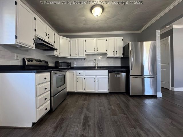 106 Cherry Street, Eleanor, WV 25070