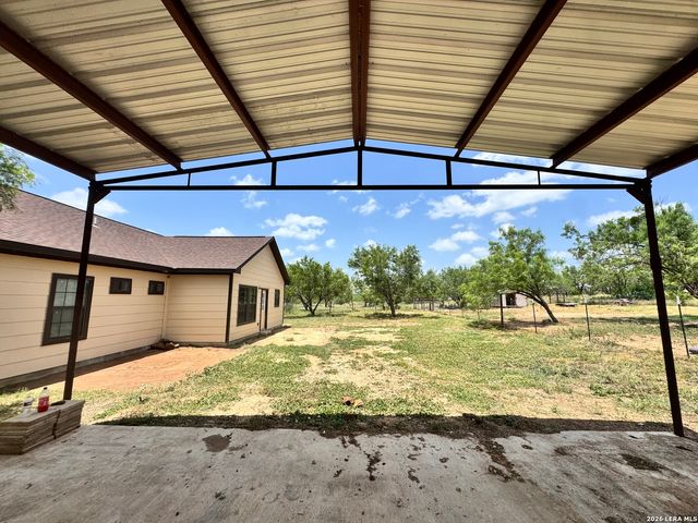 141 County Road 2667, Devine, TX 78016