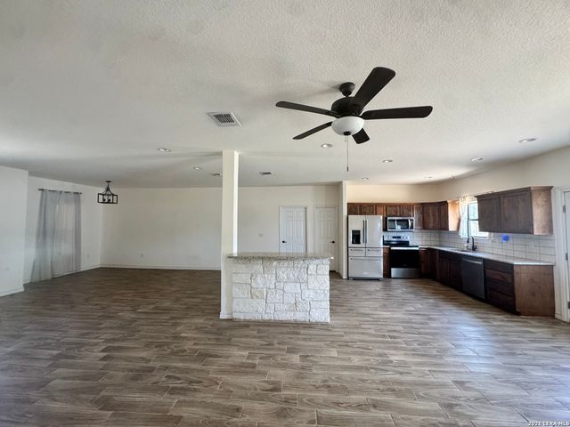 141 County Road 2667, Devine, TX 78016
