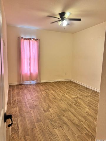 141 County Road 2667, Devine, TX 78016