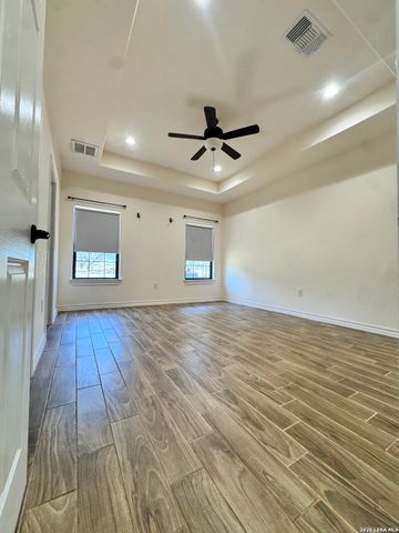141 County Road 2667, Devine, TX 78016