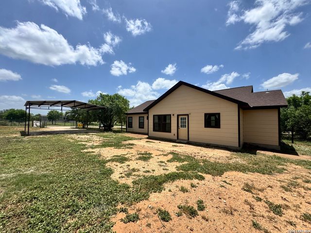 141 County Road 2667, Devine, TX 78016