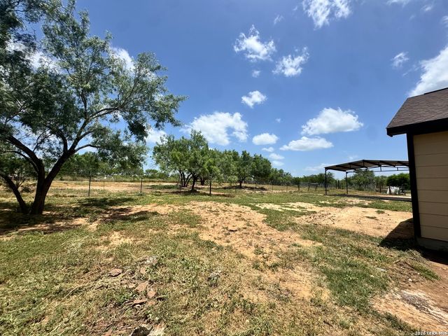 141 County Road 2667, Devine, TX 78016