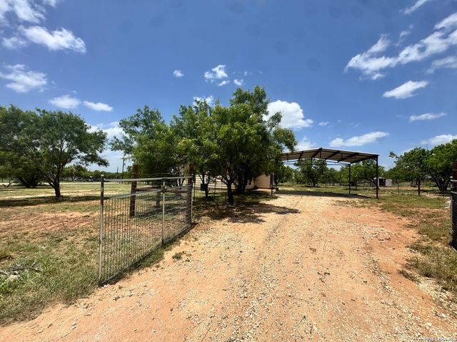 141 County Road 2667, Devine, TX 78016