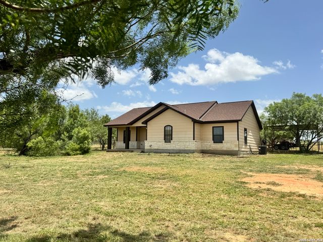 141 County Road 2667, Devine, TX 78016