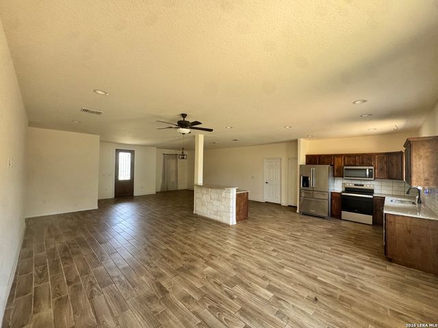 141 County Road 2667, Devine, TX 78016