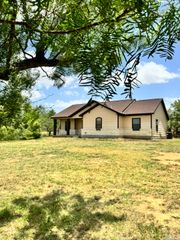 141 County Road 2667, Devine, TX 78016