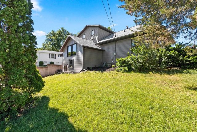 2100 HILLSIDE LANE, Green Bay, WI 54302
