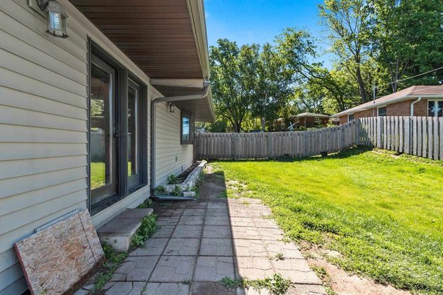 2100 HILLSIDE LANE, Green Bay, WI 54302