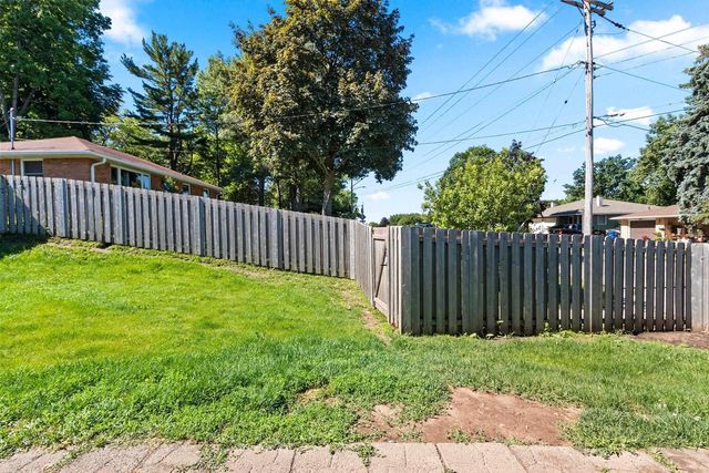2100 HILLSIDE LANE, Green Bay, WI 54302