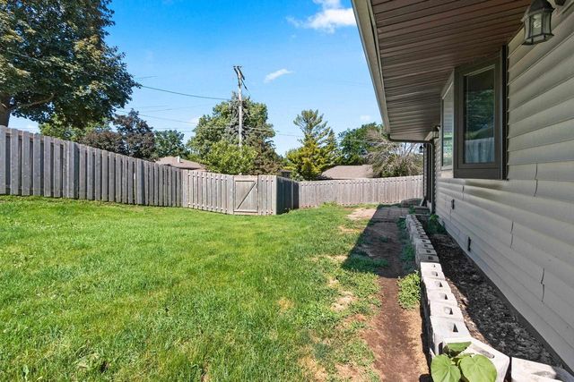 2100 HILLSIDE LANE, Green Bay, WI 54302