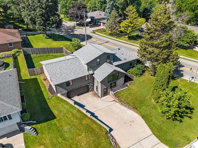 2100 HILLSIDE LANE, Green Bay, WI 54302
