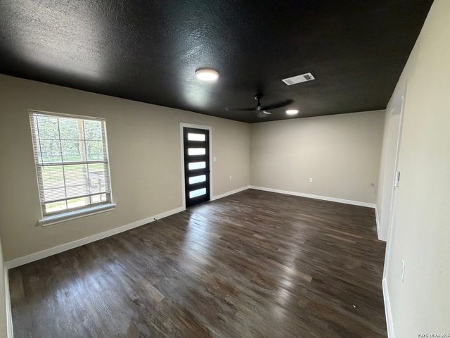 505 NOTTINGHAM DR, Poteet, TX 78065