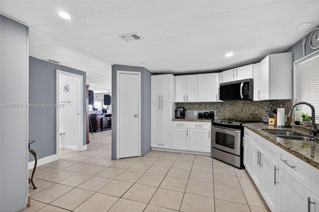 21831 S Heritage Cir, Pembroke Pines, FL 33029