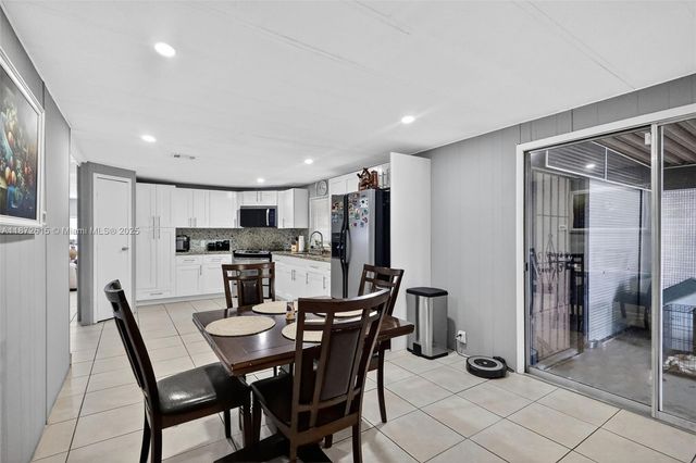 21831 S Heritage Cir, Pembroke Pines, FL 33029