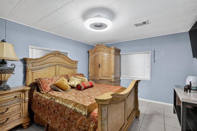 21831 S Heritage Cir, Pembroke Pines, FL 33029