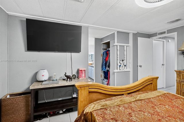 21831 S Heritage Cir, Pembroke Pines, FL 33029