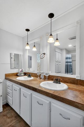 21831 S Heritage Cir, Pembroke Pines, FL 33029