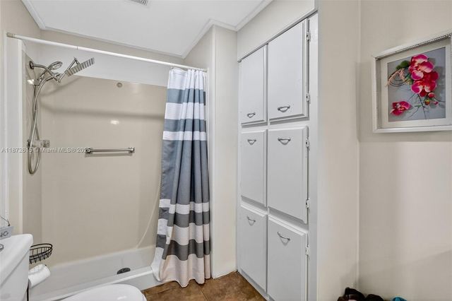 21831 S Heritage Cir, Pembroke Pines, FL 33029