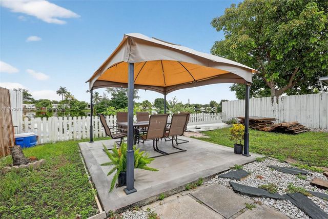 21831 S Heritage Cir, Pembroke Pines, FL 33029