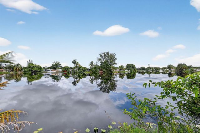 21831 S Heritage Cir, Pembroke Pines, FL 33029