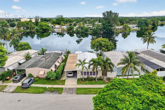 21831 S Heritage Cir, Pembroke Pines, FL 33029