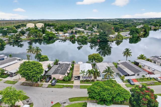 21831 S Heritage Cir, Pembroke Pines, FL 33029